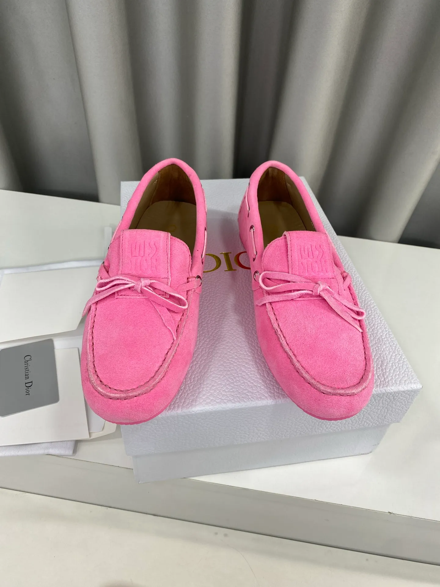 👟👟Ex-factory price 480👟👟 "Exclusive top version" DIOR Dior~25vs spring and summer popular casual flat loafer series... A shoe that does not clash with shirts, simple partition design, a spring must-have, can be worn with any pants or skirt, very comfortable and good-looking on the feet... ❶Fabric: original customized cow suede ❷Inner lining: original customized sheepskin ❸Foot pads: sheepskin ❹Outsole: Original molded wear-resistant rubber ❺Number of codes: 35-39 (40 customizations are not returnable) ❻Packaging: Original full set of packaging ☀Color: 5 colors available simultaneously on the official website